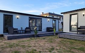 AGUŚ Komfortowe i nowczesne domki w cichej okolicy niedaleko plaży